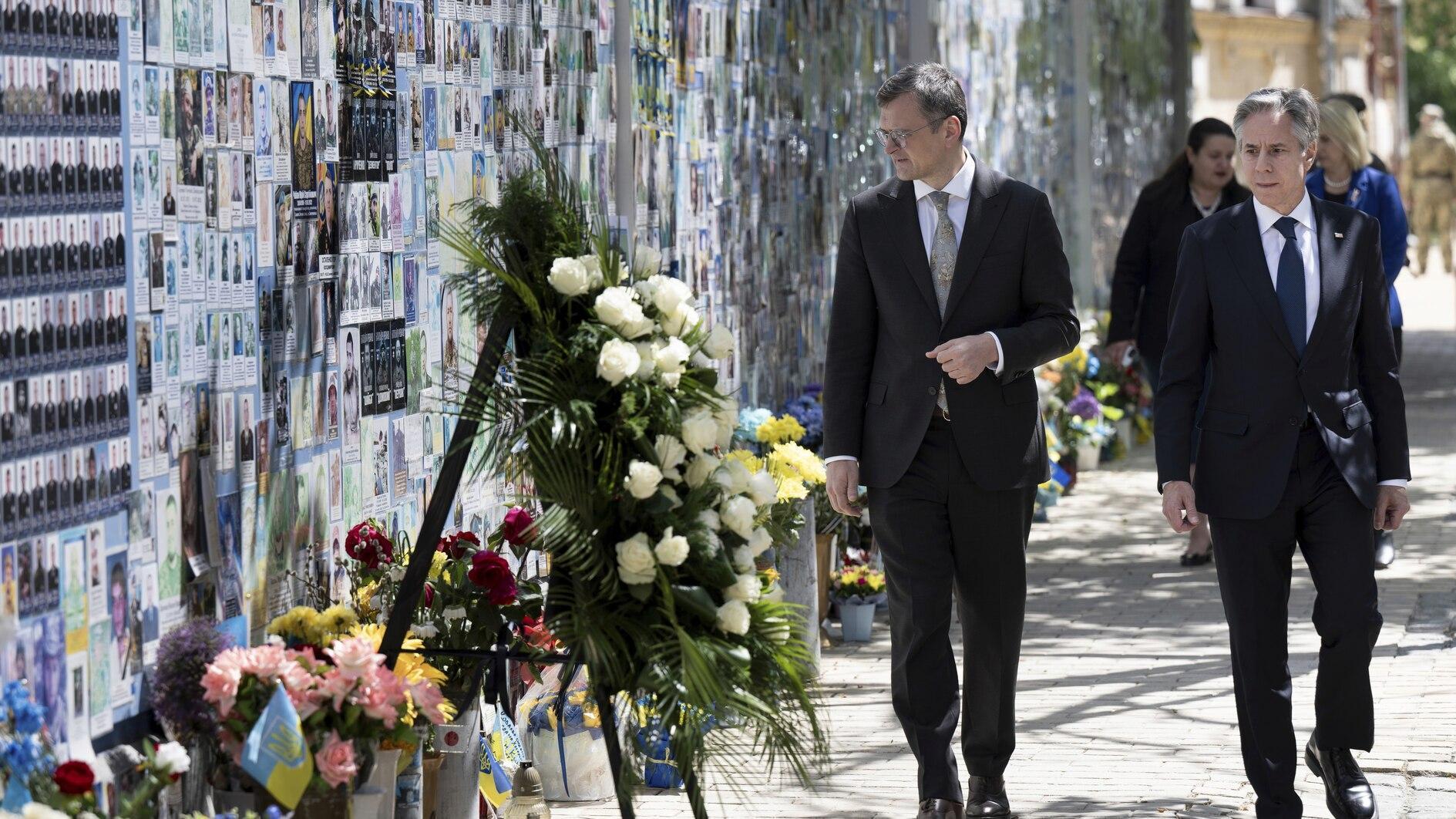 Russia claims advances on two fronts, Blinken unlocks aid in Kiev